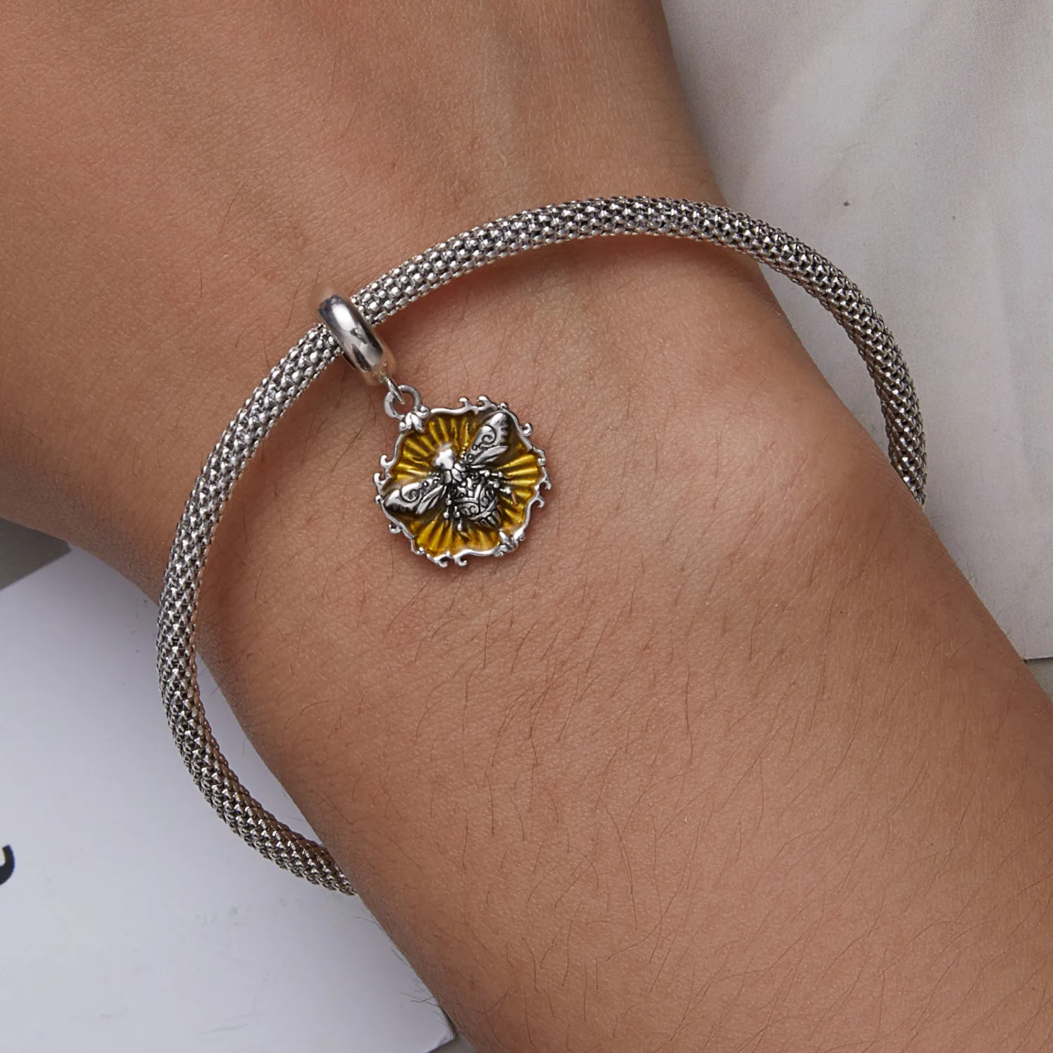 Pandora Style Bee Dangle - SCC2321